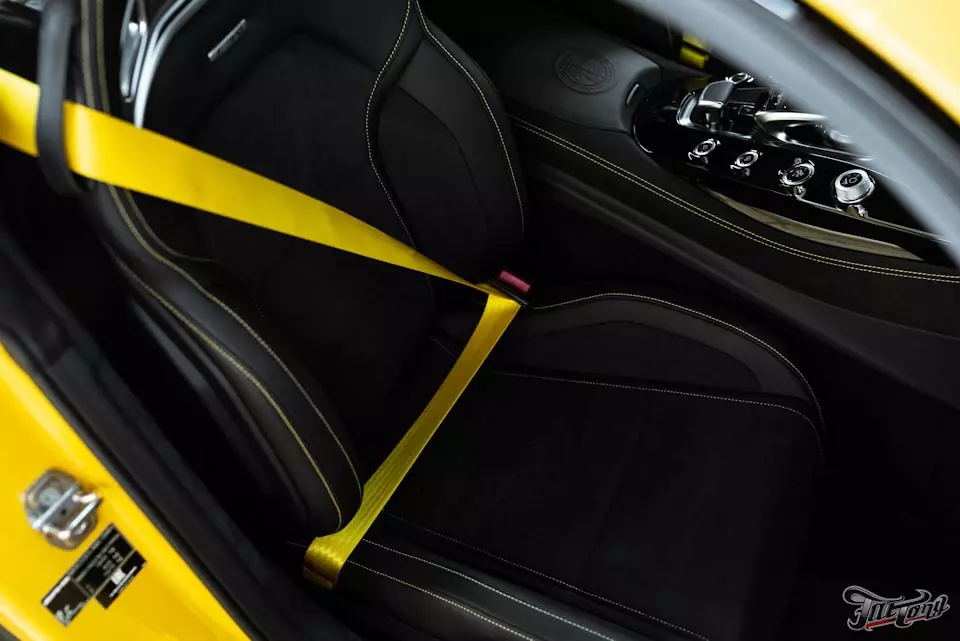 Mercedes AMG GTs. Полная антигравийная защита, ремни безопасности в цвет кузова, перетяжка в алькантару крышки багажника и подиума за сидениями. Пошив накладки подушки руля в натуральную кожу.